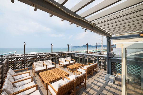 開放的なテラス席